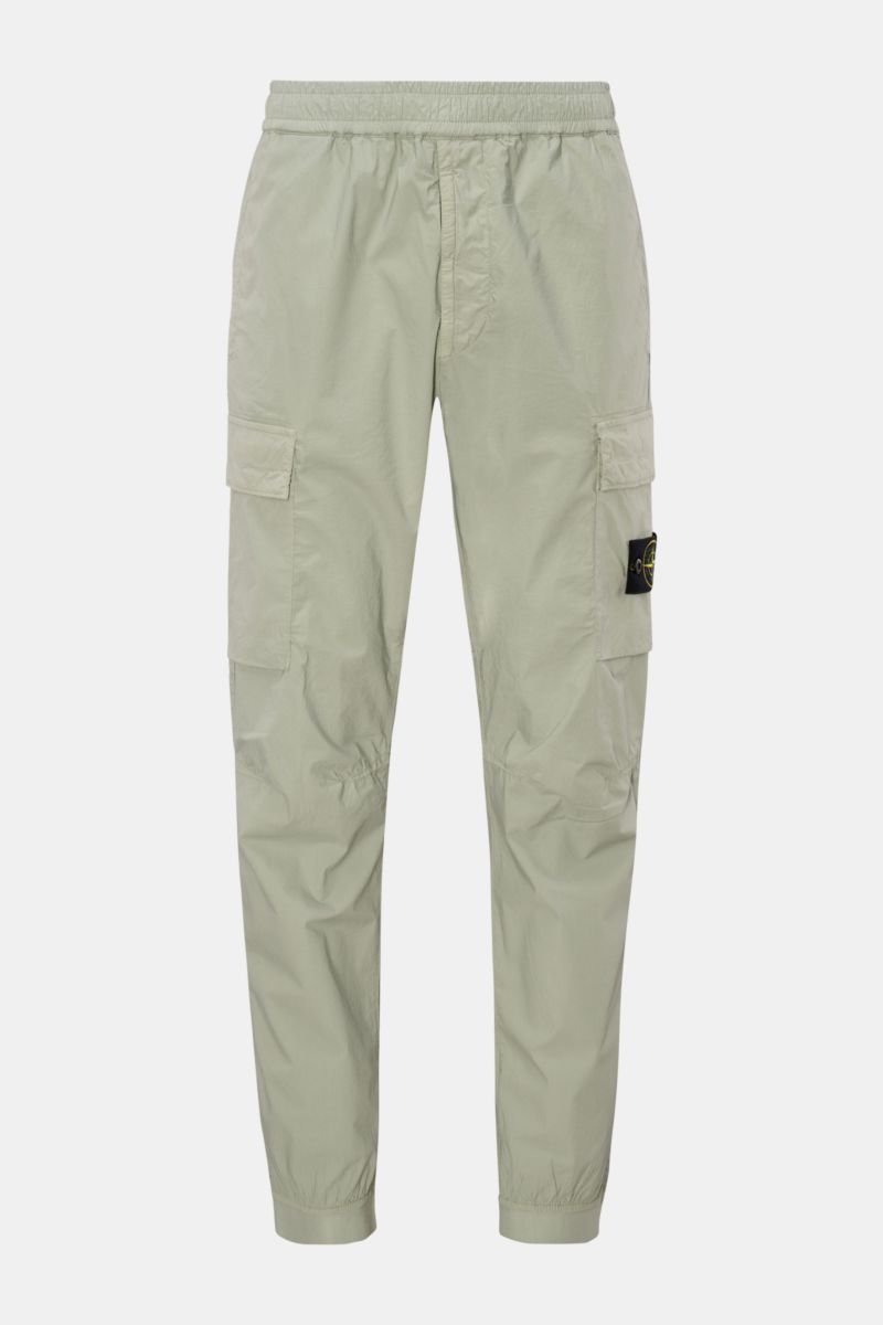 Stone Island Cargo-Jogpants 'Regular Tapered' salbei, frontale Ansicht, elastische Baumwolle, Cargo-Taschen, Kompass-Badge, elastischer Bund und Beinabschlüsse.