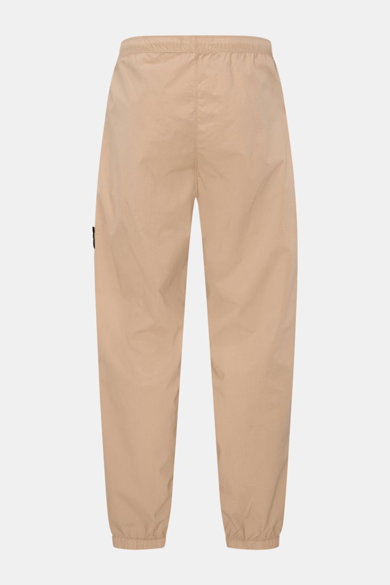 Stone Island Jogpants sand, Rückansicht, knöchellang, elastische Baumwolle, Tapered Fit, elastischer Bund mit Tunnelzug, Kompass-Badge.