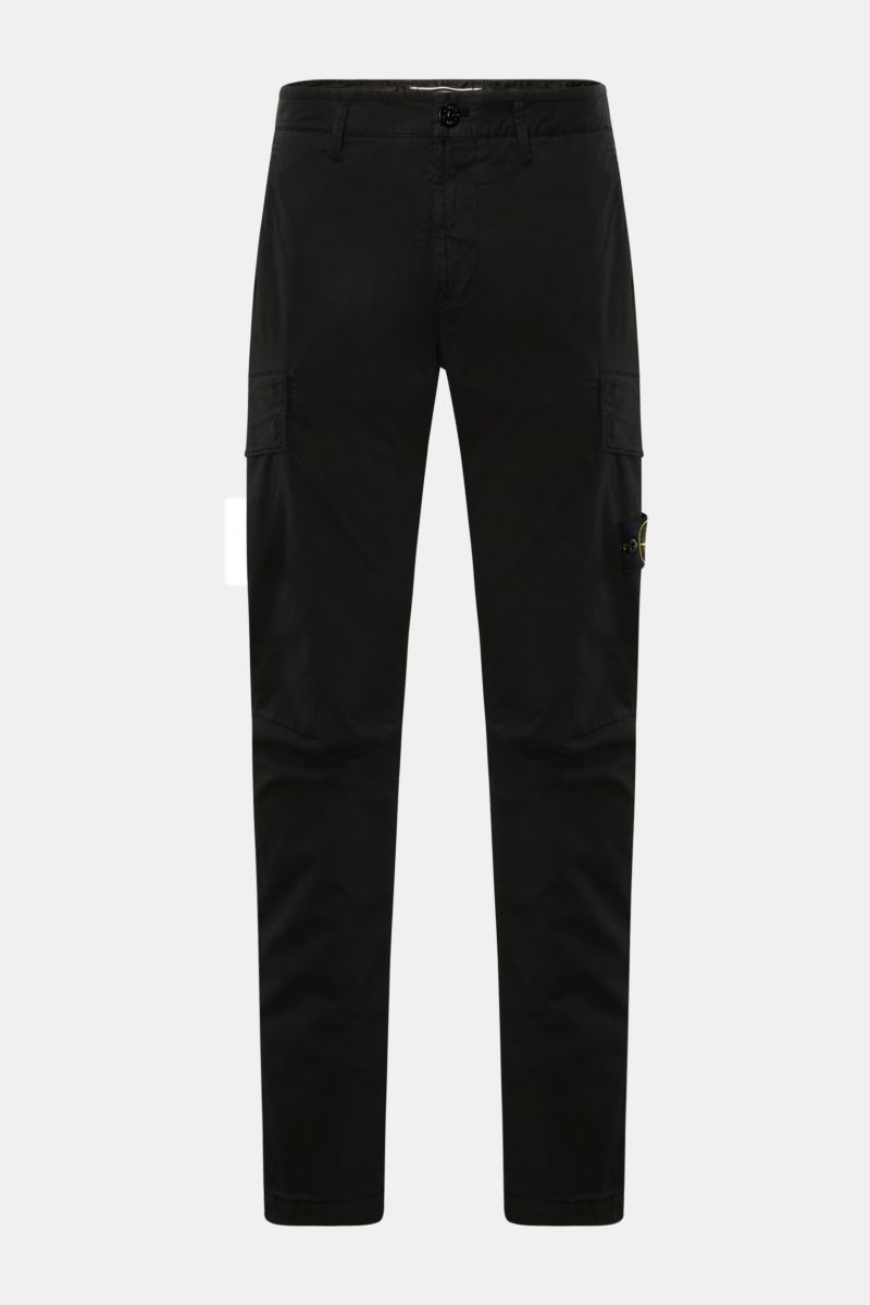 Stone Island Cargohose schwarz aus Baumwoll-Twill, slim Fit, schmal zulaufend, frontale Ansicht mit Cargo- und französischen Taschen.