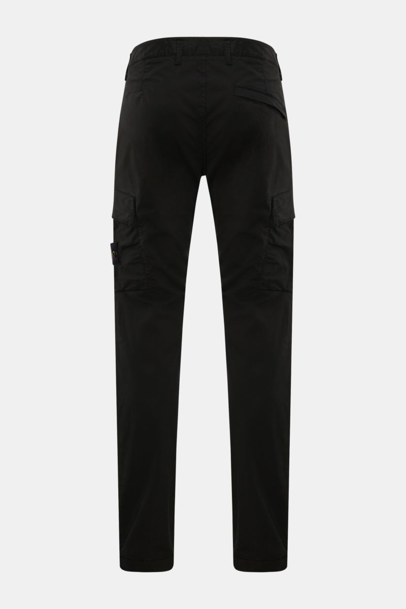 Stone Island Cargohose schwarz, slim Fit, schmal zulaufend, Baumwoll-Twill, elastisch, Front- und Cargo-Taschen, Rückansicht mit Kompass-Badge.