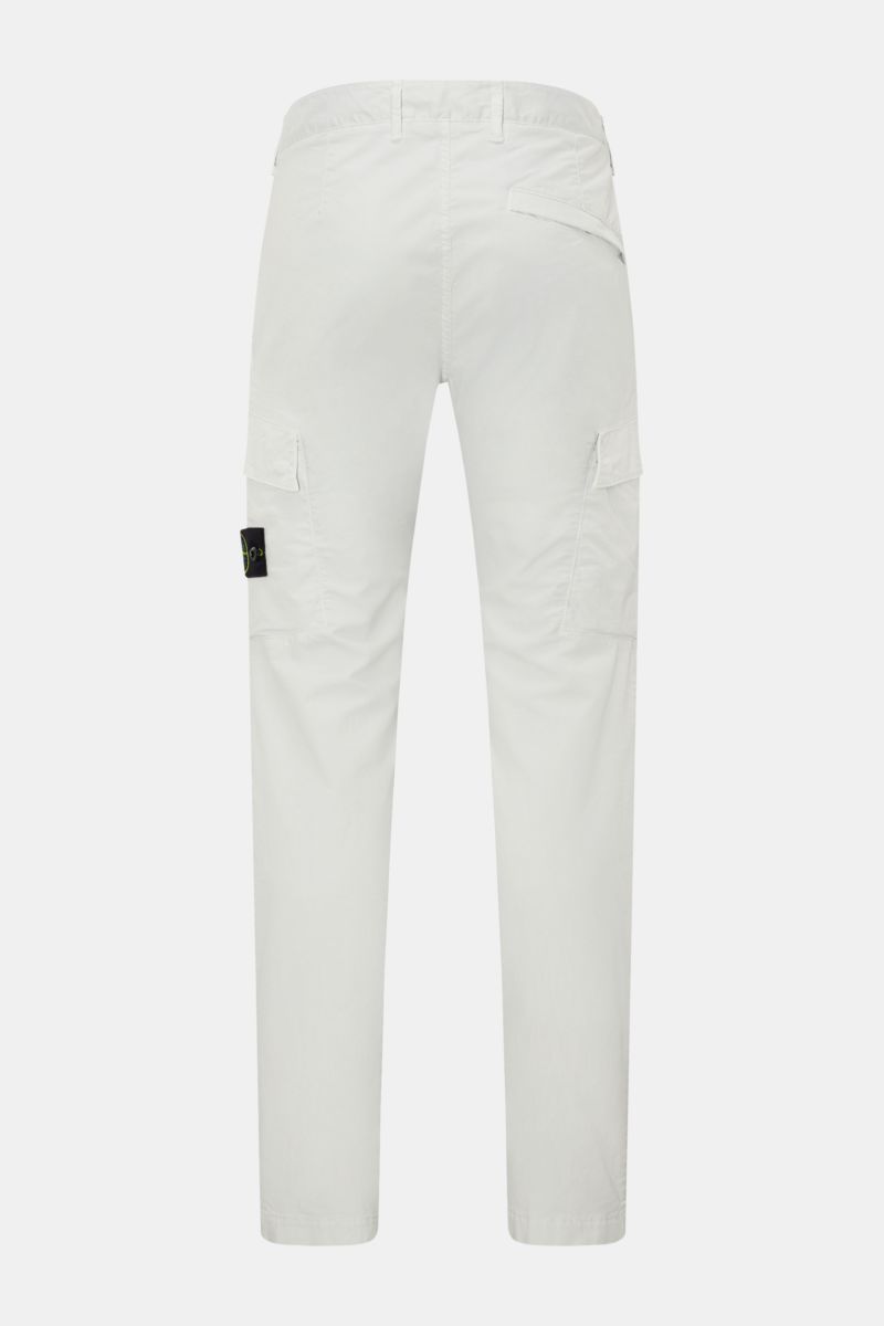 Stone Island Cargohose hellgrau aus Baumwoll-Twill, slim fit, schmal zulaufend, Cargo- und Gesäßtaschen mit Badge, Rückansicht.