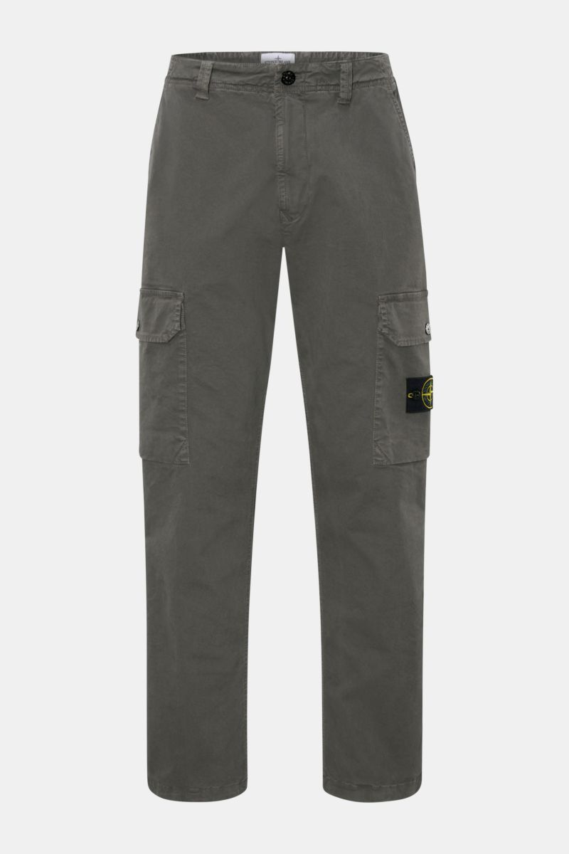 Stone Island Cargohose dunkelgrau in Frontansicht, knöchellang mit Cargotaschen, elastische Baumwolle, weicher Griff, Kompass-Badge.
