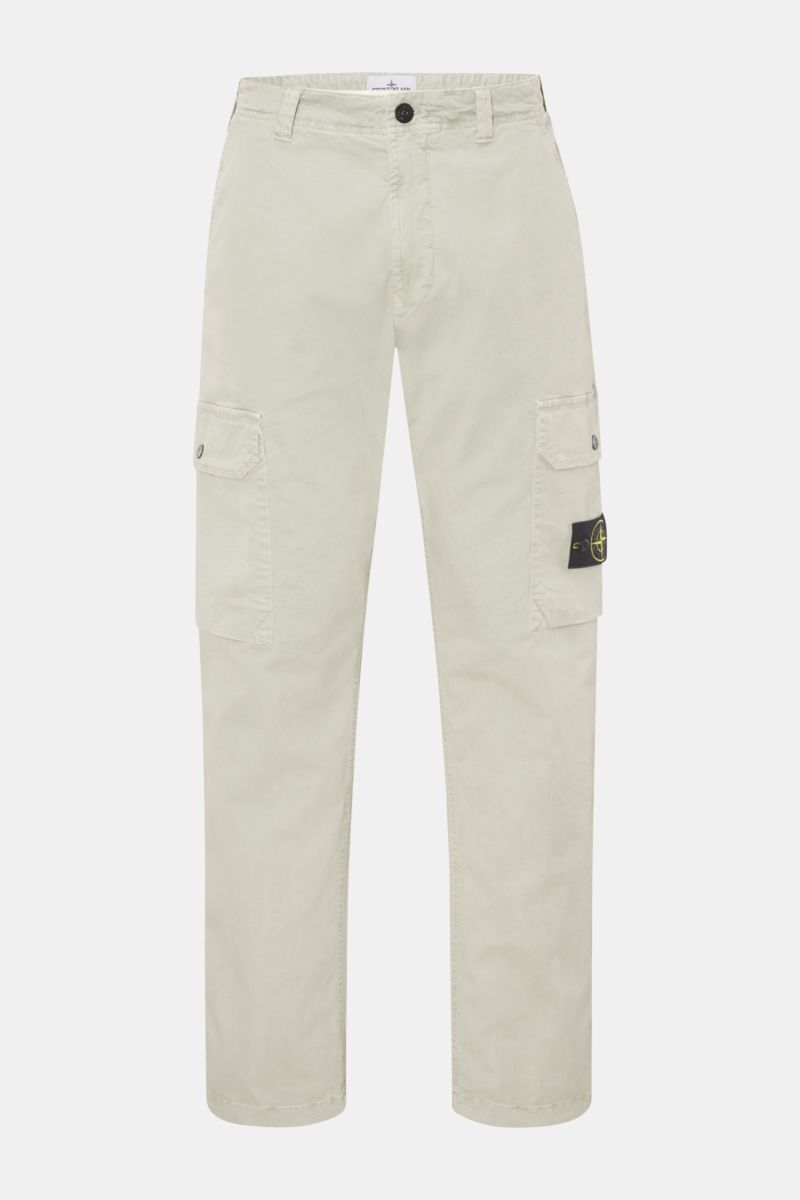 Stone Island Cargohose salbei, frontale Ansicht, knöchellang, elastische Baumwolle, weicher Griff, robuste Qualität, aufgesetzte Cargotaschen, Kompass-Badge.
