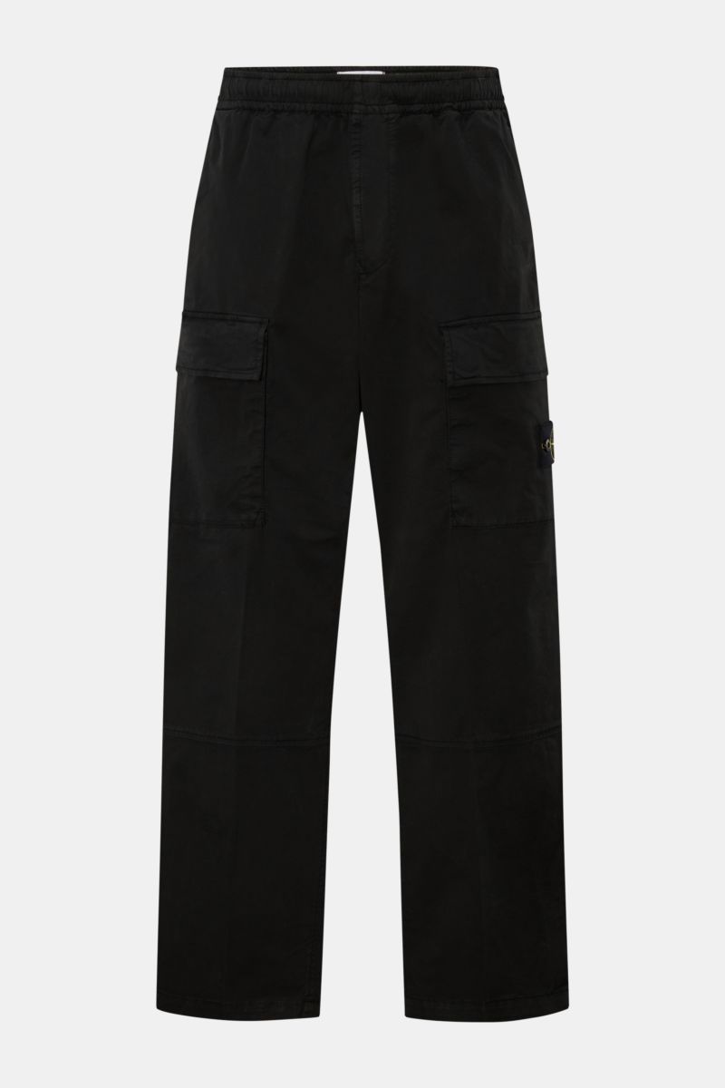 Front view of Stone Island Jogpants schwarz in black, made of lightweight, slightly elastic cotton with practical flap hip pockets and compass badge.

Diese leger geschnittene Jogpants aus hochwertiger, leicht elastischer Baumwolle von STONE ISLAND hat