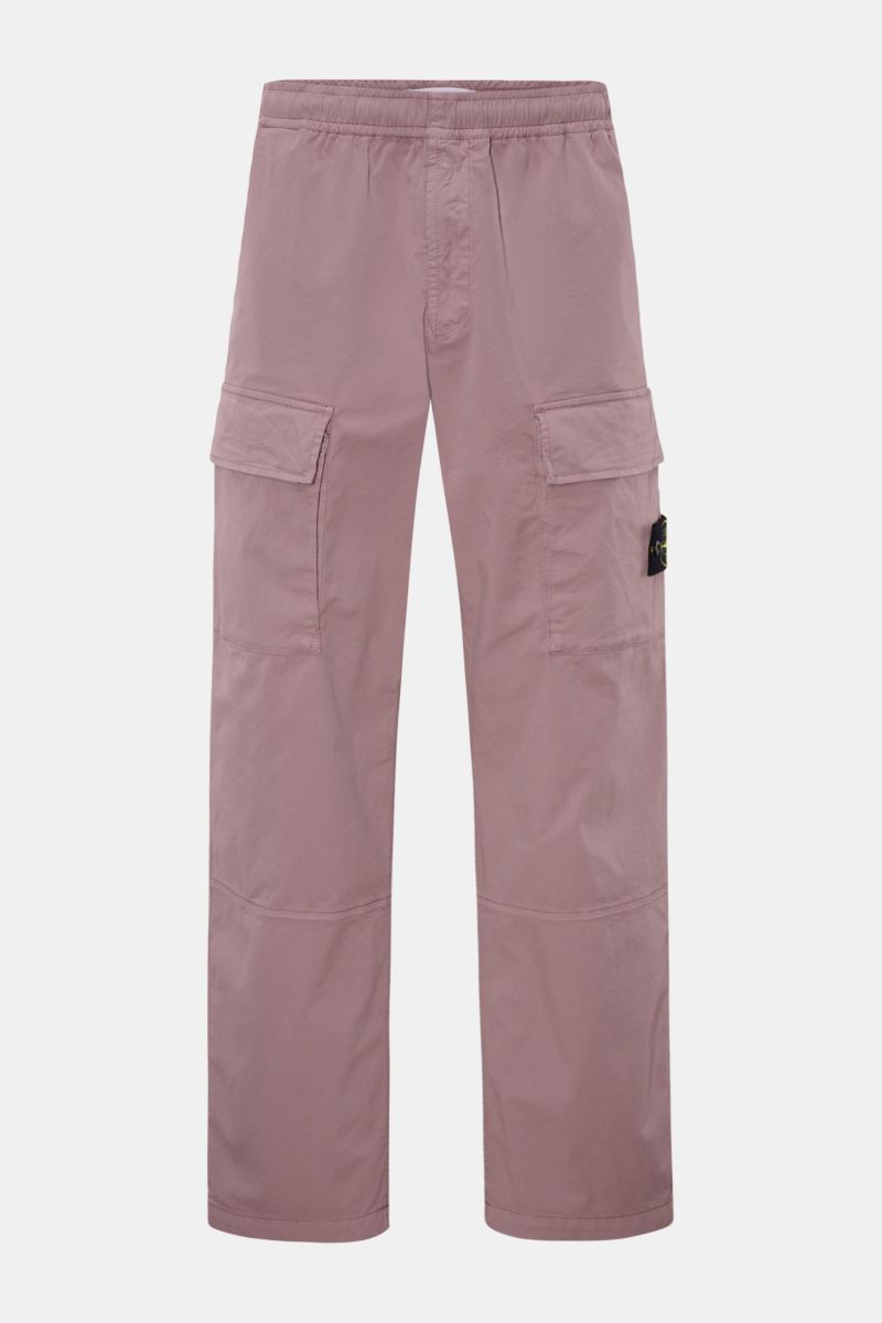 Front view of Stone Island Cargo-Jogpants violett in soft, lightly elastic cotton with cargo pockets, elastic waistband, and compass badge. Diese leger geschnittene Jogpants aus hochwertiger, leicht elastischer Baumwolle von STONE ISLAND hat mit ihren 