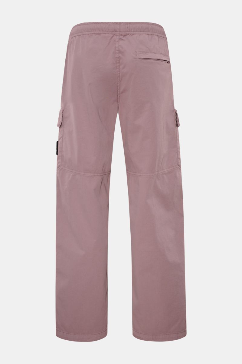 Stone Island Cargo-Jogpants violett shown from the back, lightweight elastic cotton, soft touch, garment dyed, regular fit, elastic waistband with drawstring, side seam pockets, zippered fly, flap hip pockets, zippered back pocket, typical compass badge.