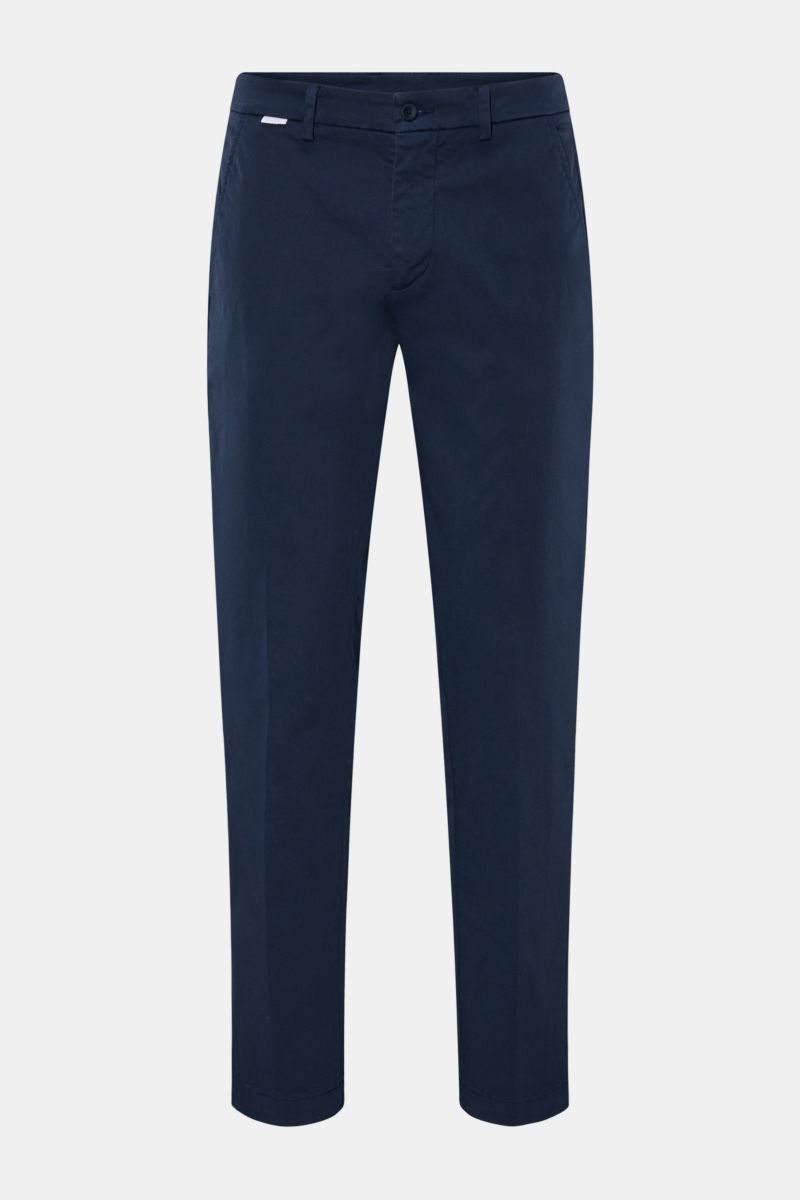 04651/ A trip in a bag Chino navy, knöchellange Baumwollhose aus Twill, leicht elastisch, Tapered Fit, Taschen, Reißverschluss, Bundknopf, Weblabel, frontale Ansicht.