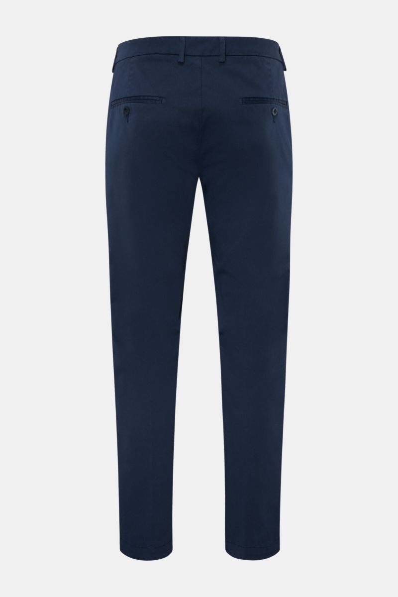 Rückansicht der 04651/ A trip in a bag Chino navy aus Twill Baumwolle, leicht elastisch, Tapered Fit, knöchellang, mit Reißverschluss, Bundknopf, französischen Taschen, kleinem Weblabel am Bund und paspelierten Gesäßtaschen.