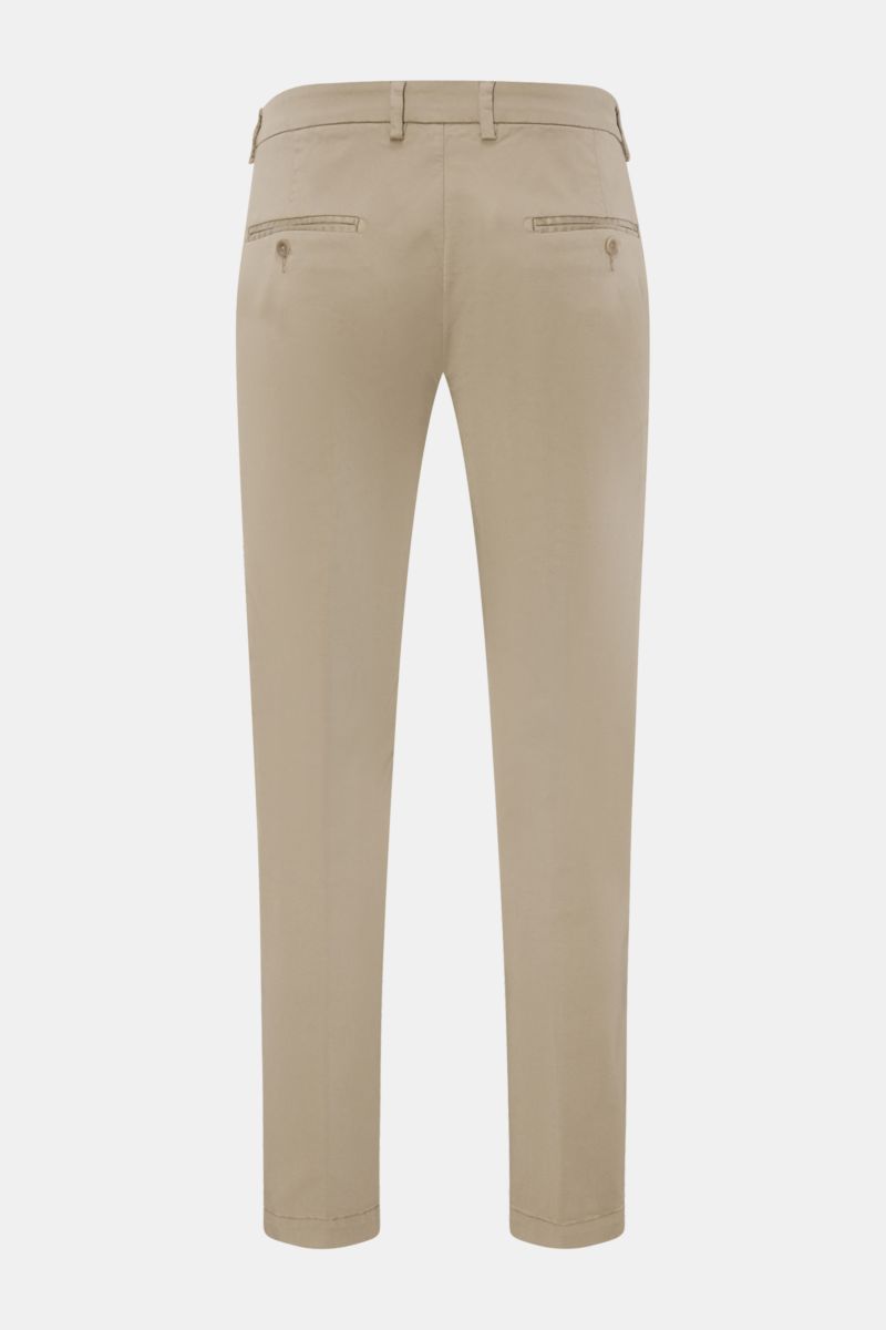 Rückansicht der 04651/ A trip in a bag Chino taupe Baumwollhose aus Twill, leicht elastisch, Tapered Fit, knöchellang, mit französischen Taschen.