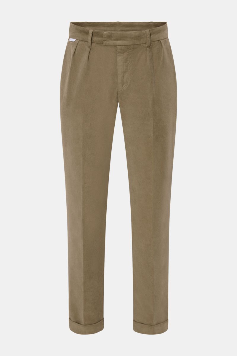 Frontale Aufnahme der 04651/ A trip in a bag Cordhose taupe aus Baumwoll-Cord mit doppelter Bundfalte, Side-Adjustern, Tapered Fit und fixiertem Saumaufschlag.