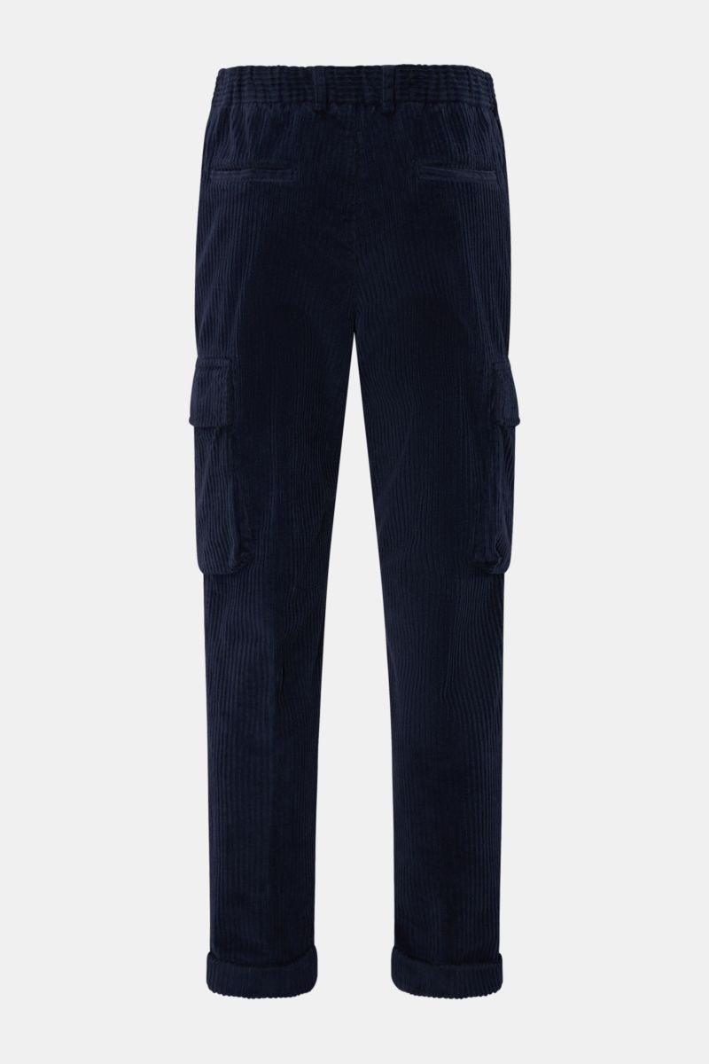 Rückansicht der 04651/ A trip in a bag Cord-Cargohose navy aus Baumwolle mit Breitcord, leichtem Stretch, Tapered Fit, Cargotaschen, Leistentaschen, Bund mit Tunnelzug, Saumaufschlag.