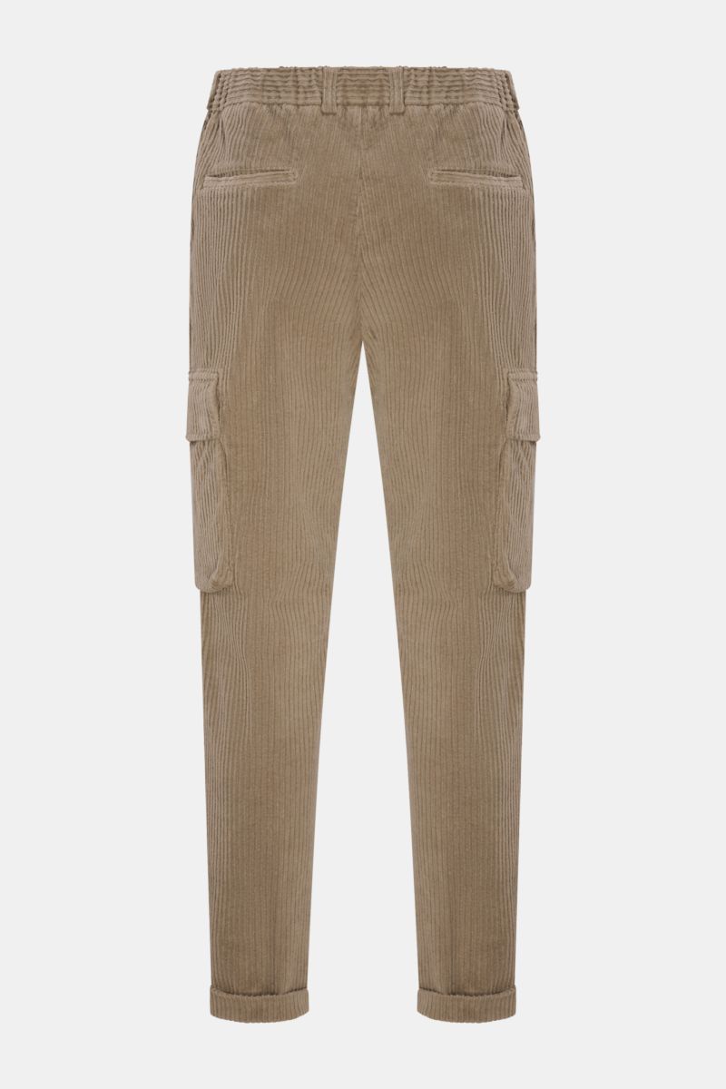 04651/ A trip in a bag Cord-Cargohose taupe aus Baumwoll-Breitcord, leichter Stretch, weicher Griff, Tapered Fit, knöchellang, mit Taschen, Reißverschluss, Bundknopf, Tunnelzug, Saumaufschlag, Rückansicht.