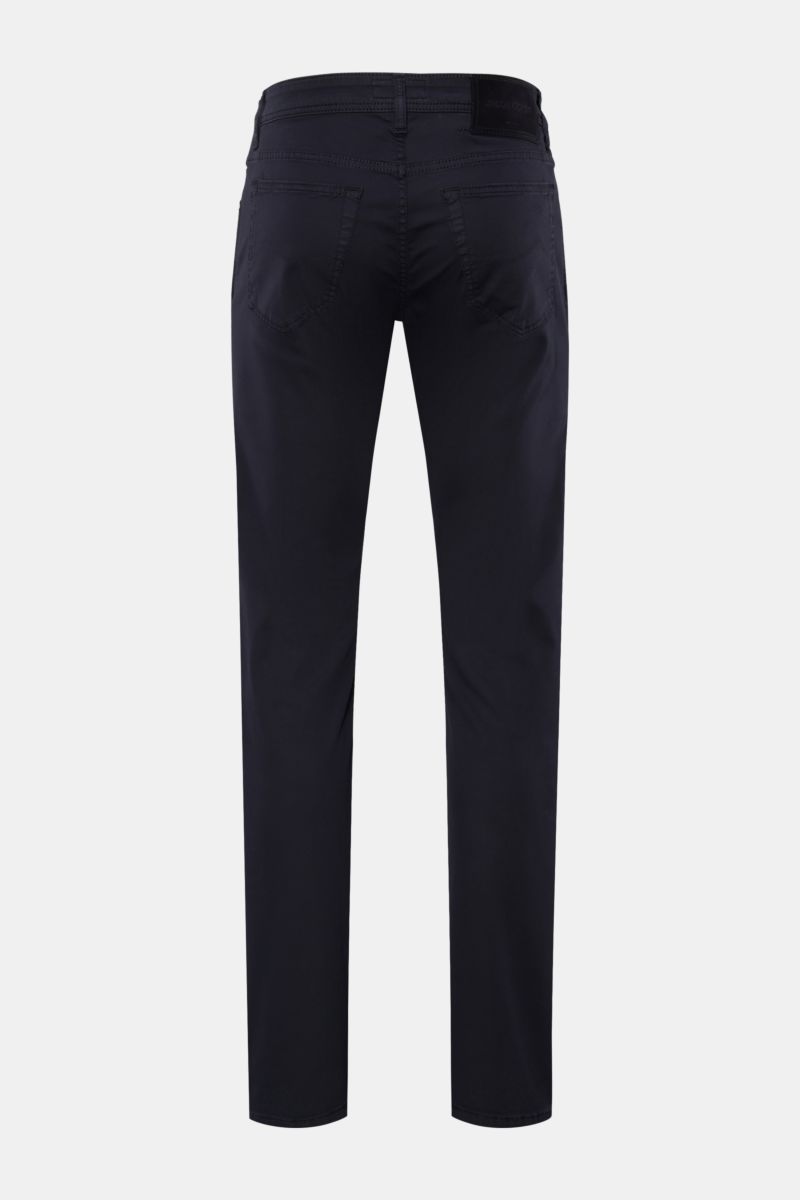 Jacob Cohen Hose 'Bard' navy von hinten fotografiert, Slim Fit Five-Pocket-Hose aus elastischem Baumwoll-Lyocell-Twill mit Button Fly, tonalem Stitching und Leather Patch.