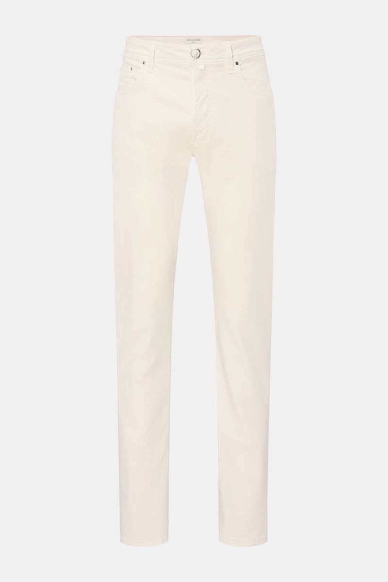 Jacob Cohen Hose 'Bard' offwhite, Slim Fit Five-Pocket-Hose aus Baumwolle und Lyocell, elastisch, Button Fly, Münztasche mit Initial, frontale Aufnahme.