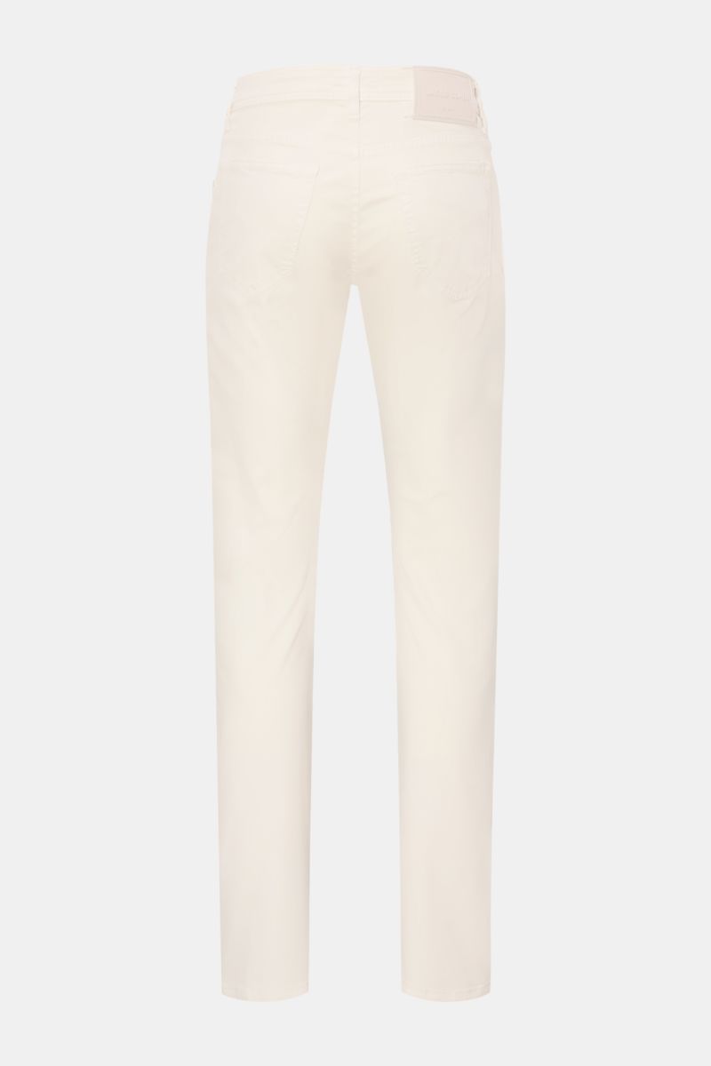 Jacob Cohen Hose 'Bard' offwhite Rückansicht, Slim Fit Five-Pocket-Hose aus elastischem Baumwoll-Lyocell-Twill mit Button Fly, Münztasche, tonalem Stitching und Leather Patch.