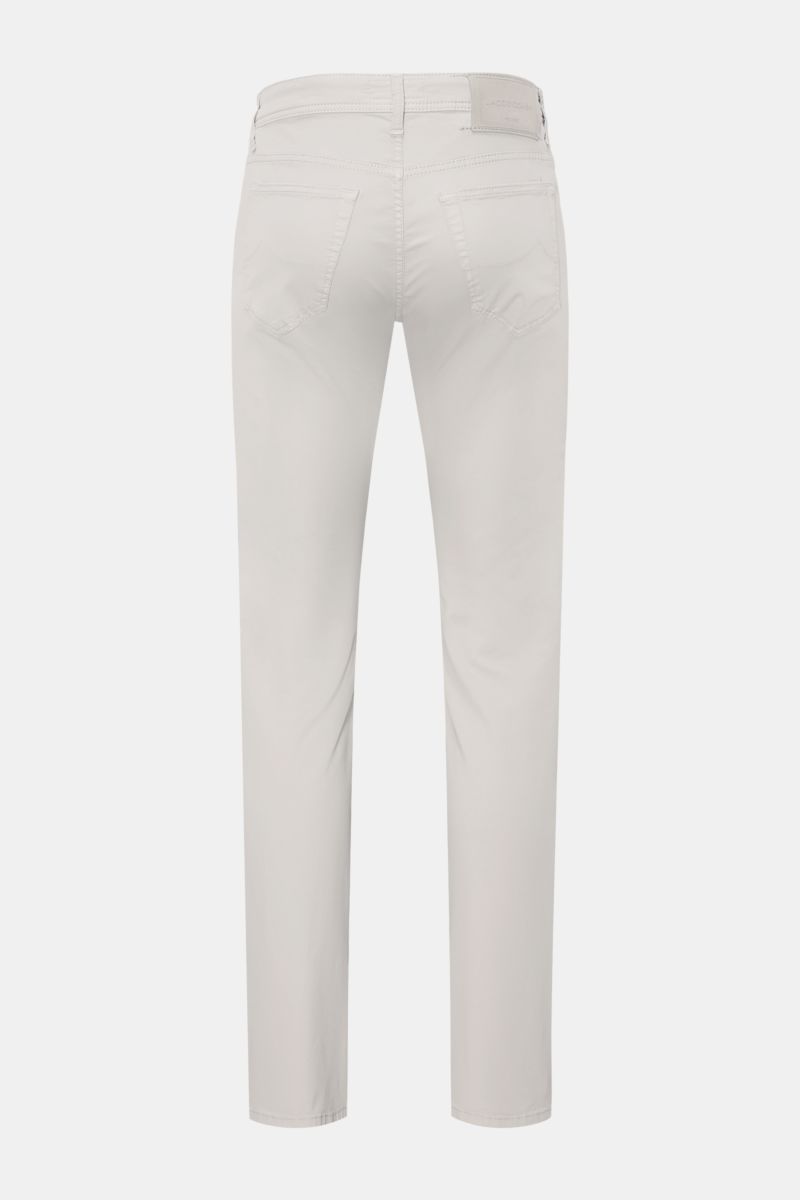 Jacob Cohen Hose 'Bard' hellgrau, Rückansicht, Slim Fit Five-Pocket-Hose aus elastischem Baumwoll-Lyocell-Twill mit Button Fly, Münztasche mit Initial, tonalem Stitching und Leather Patch.