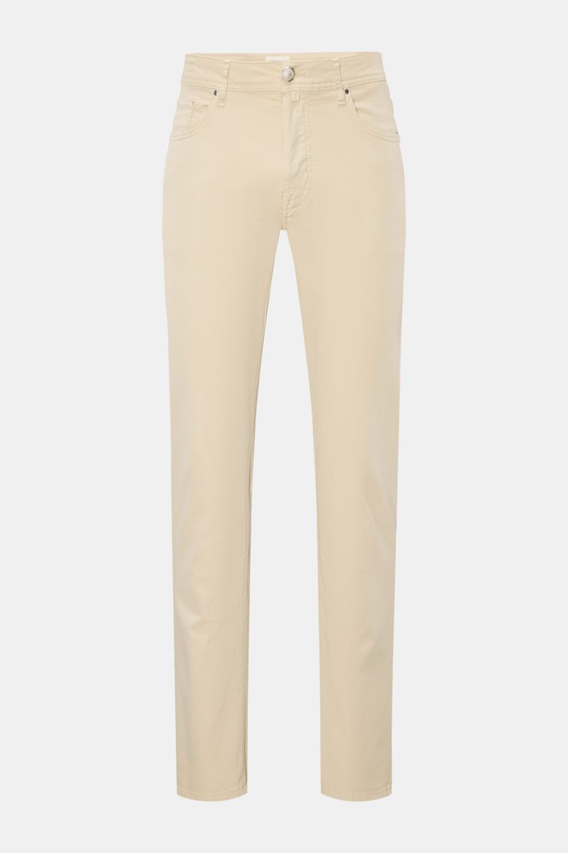 Jacob Cohen Hose 'Bard' beige, Slim Fit Five-Pocket-Hose aus elastischem Baumwoll-Lyocell-Twill, Button Fly, tonales Stitching, frontale Ansicht.