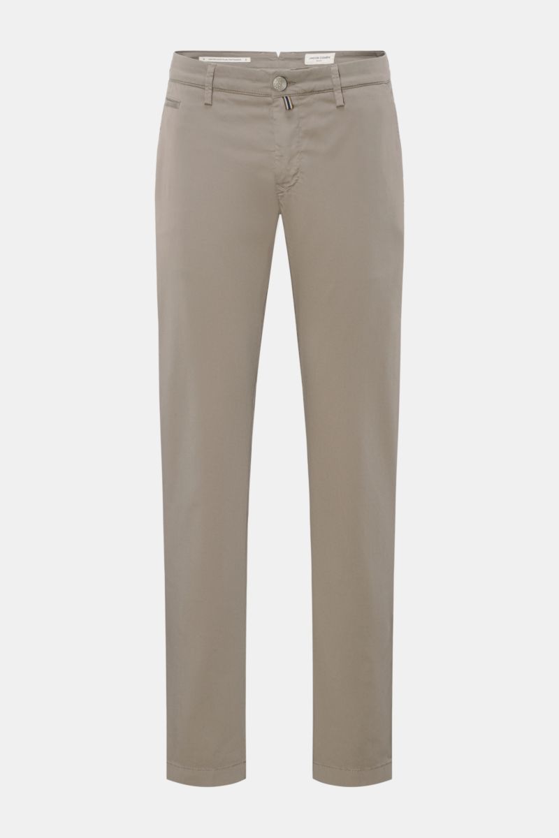 Jacob Cohen Chino 'Bobby' taupe, slim Fit, schmal zulaufend, aus softem Baumwoll-Twill, elastisch, von vorne mit Reißverschluss, Bundknopf und französischen Taschen.