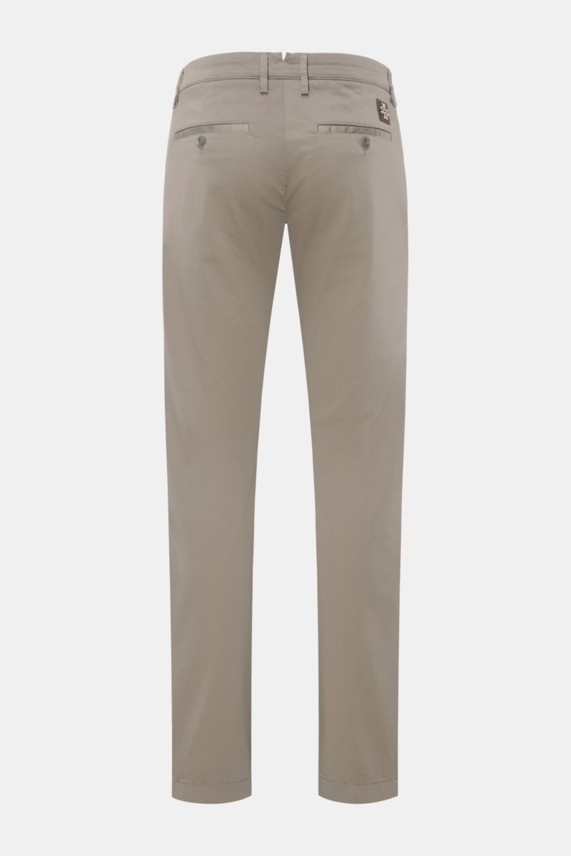 Jacob Cohen Chino 'Bobby' taupe von hinten, schmaler Slim Fit, feiner Baumwoll-Twill, garment dyed, Taschen mit Knopf, weicher Griff, Bundknopf.