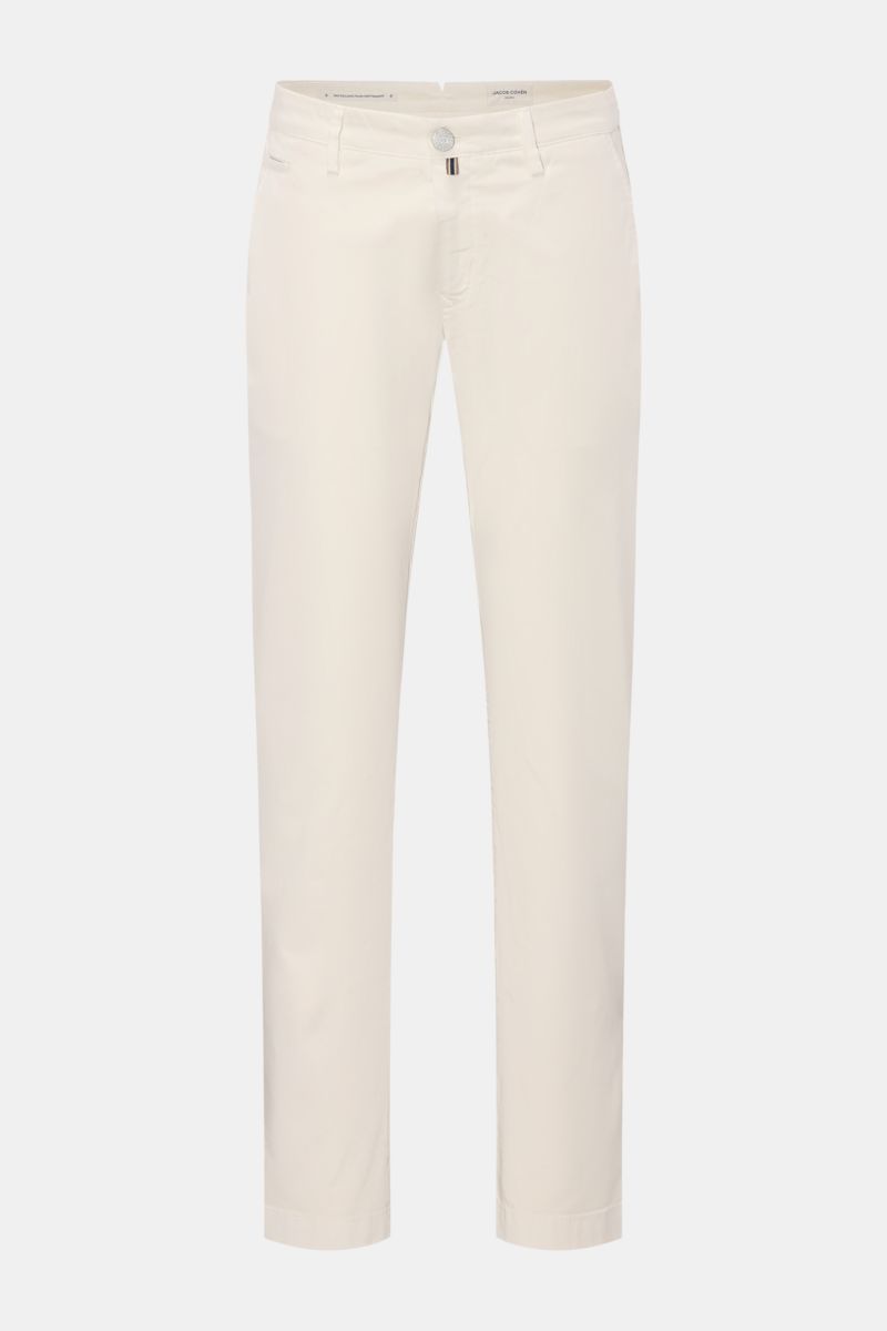 Jacob Cohen Chino 'Bobby' sand aus feinem Baumwoll-Twill in Slim Fit, frontal fotografiert, mit Reißverschluss, Knopf und Taschen.