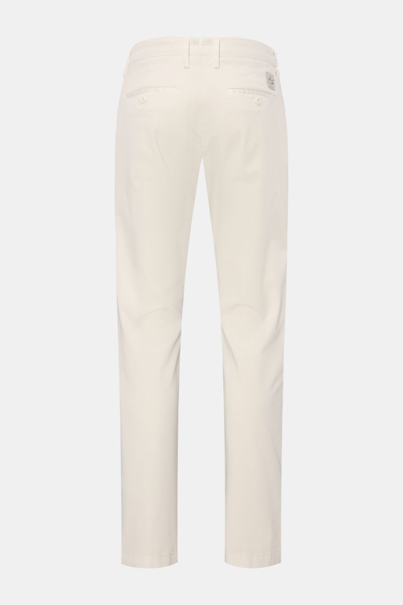 Jacob Cohen Chino 'Bobby' sand, schmal zulaufend aus weichem Baumwoll-Twill, Rückansicht mit französischen Taschen und Verloursleder-Patch.