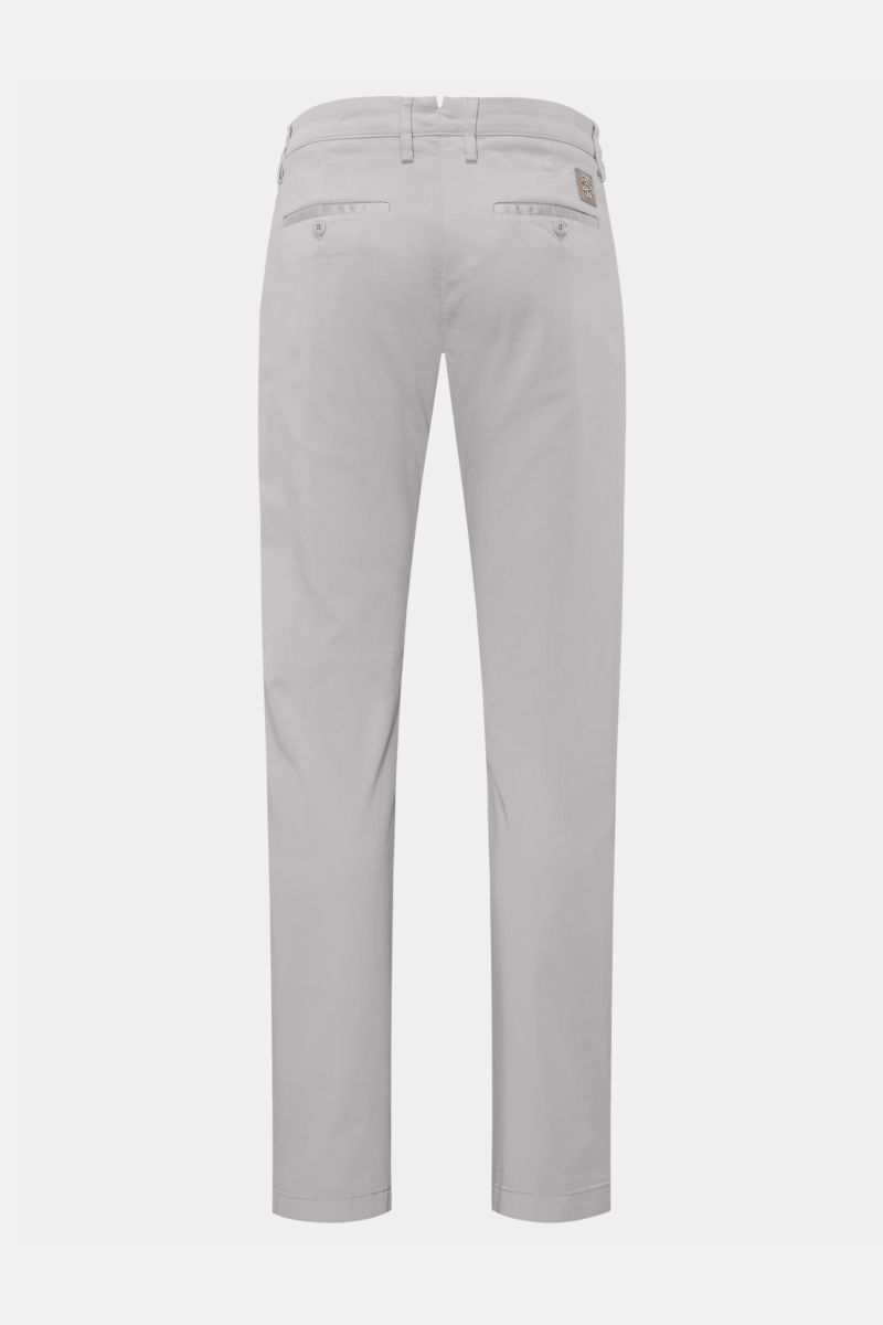 Jacob Cohen Chino 'Bobby' hellgrau, Rückansicht, slim fit aus weichem, elastischem Baumwoll-Twill, mit französischen Taschen, Knöpfen und Leder-Patch.