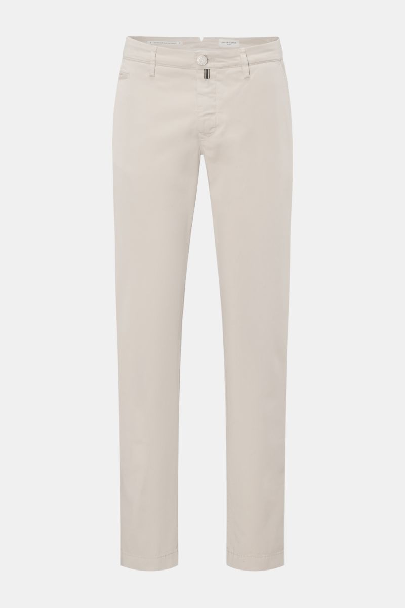 Jacob Cohen Chino 'Bobby' beige, slim fit Baumwollhose, schmal zulaufend, garment dyed, Reißverschluss, Bundknopf, französische Taschen, frontal fotografiert.