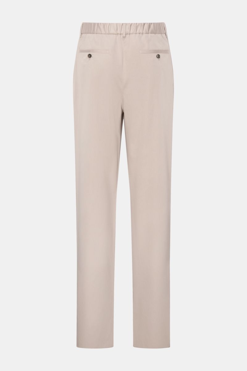 Agnona Chino beige in leichter Baumwolle, Rückansicht mit teilelastischem Bund, französischen Taschen, Knopf-Gesäßtaschen, Regular Fit, offener Länge.