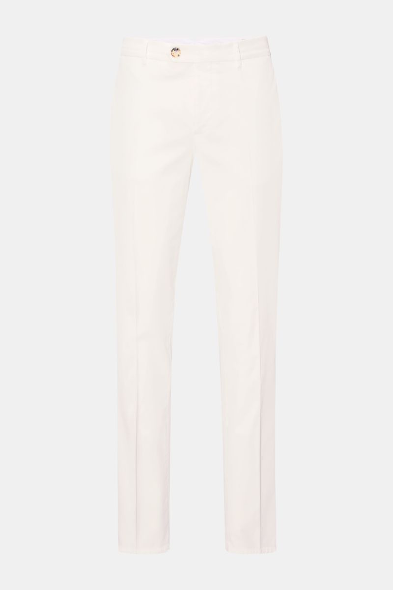Brunello Cucinelli Chino 'Italian Fit' offwhite, frontal fotografiert, aus elastischem Baumwoll-Twill mit schmal zulaufendem Schnitt, Reißverschluss, Bundknopf, französischen Taschen und kleinen Uhrentaschen.