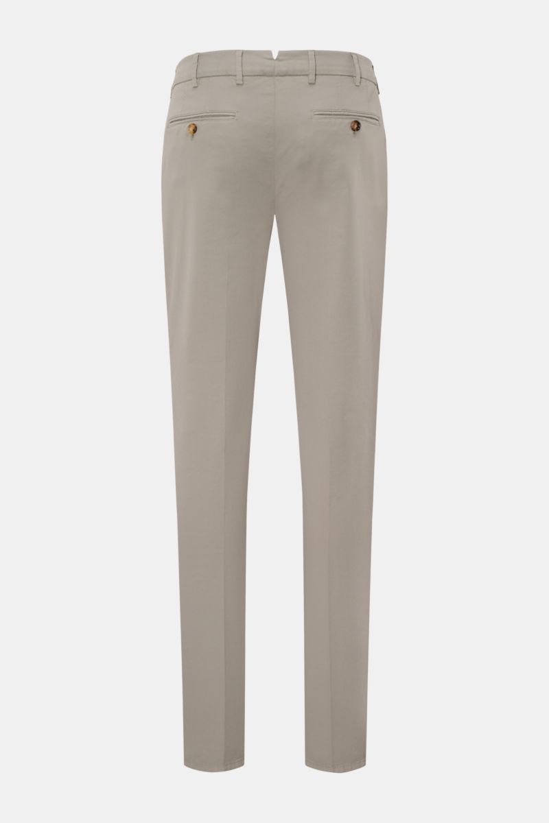 Rear view of Brunello Cucinelli Chino 'Italian Fit' grau in elastic cotton twill, regular fit, tapered, short cut, garment dyed with buttoned back pockets.  

Description: Die Chino des Luxuslabels BRUNELLO CUCINELLI ist ein vielseitig kombinierbarer K