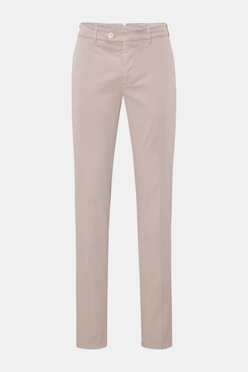 Brunello Cucinelli Chino 'Italian Fit' hellgrau, frontal fotografiert, Regular Fit, elastische Baumwolle, schmal zulaufend, kurze Länge, Taschen mit Knopf.