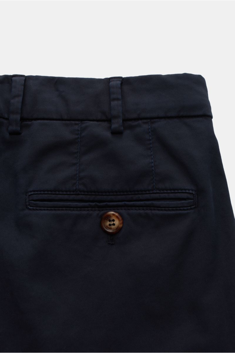 Close-up rear view of Brunello Cucinelli Chinos 'Italian Fit' navy showing back pocket with button, belt loops, and fine twill texture.

These chinos from luxury label BRUNELLO CUCINELLI are a versatile classic trouser model that can be combined in a v