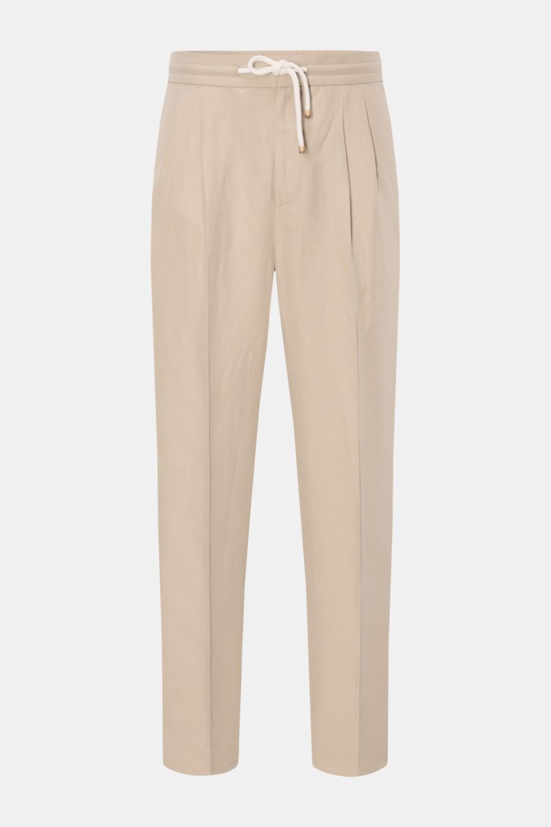 Brunello Cucinelli Jogpants 'Leisure Fit' beige, frontale Nahaufnahme, Twill aus Leinen und Baumwolle, schmal zulaufend, hoher Bund mit Tunnelzug, kurze Länge, doppelte Bundfalte, französische Taschen, Leistentaschen am Gesäß.
