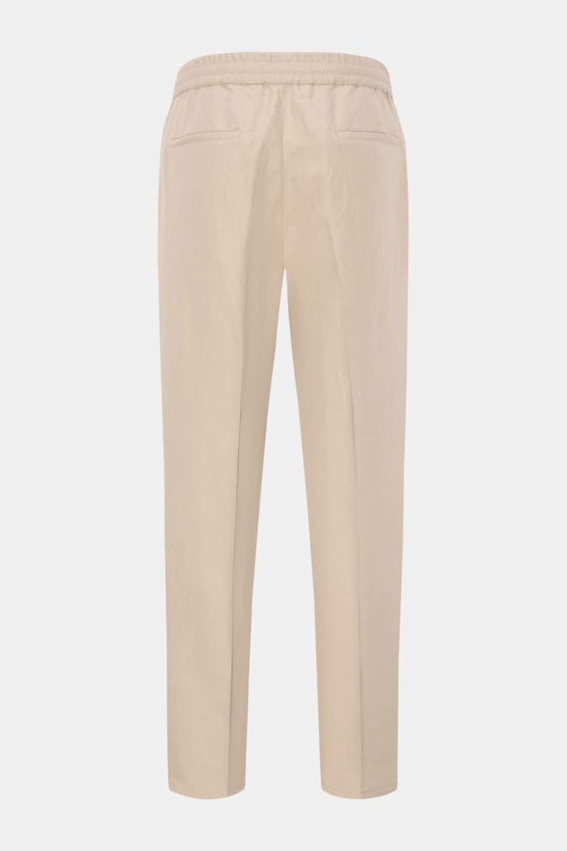 Beige Brunello Cucinelli Jogpants 'Leisure Fit' in Twill aus Leinen-Baumwolle, schmal zulaufend mit hohem Bund, Tunnelzug, Reißverschluss, Rückansicht.