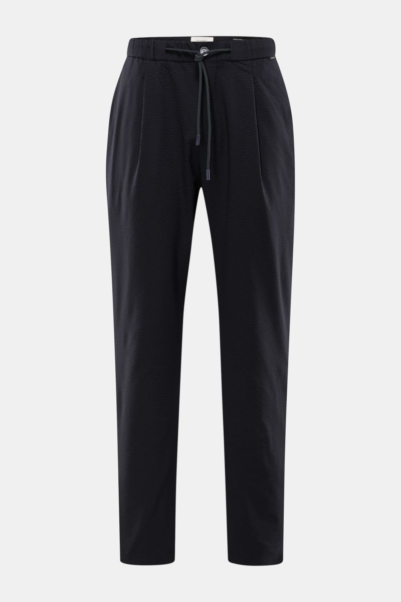 Frontale Nahaufnahme der Closed Jogpants 'Vigo' dark navy aus sommerlichem, leicht griffigem Seersucker-Material mit elastischem Bund und Tunnelzug.
