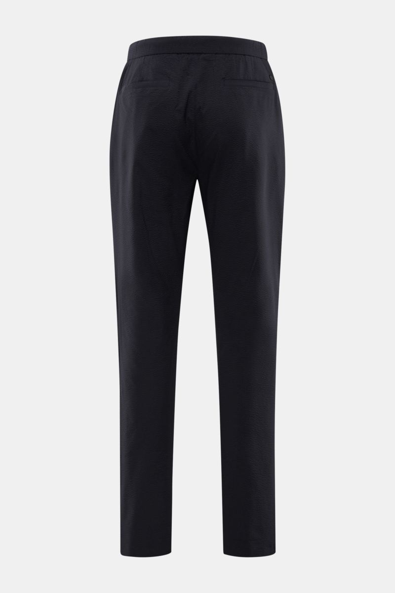 Closed Jogpants 'Vigo' dark navy in schmal zulaufendem Tapered Fit, rückseitig mit paspelierten Taschen aus sommerlichem Seersucker.