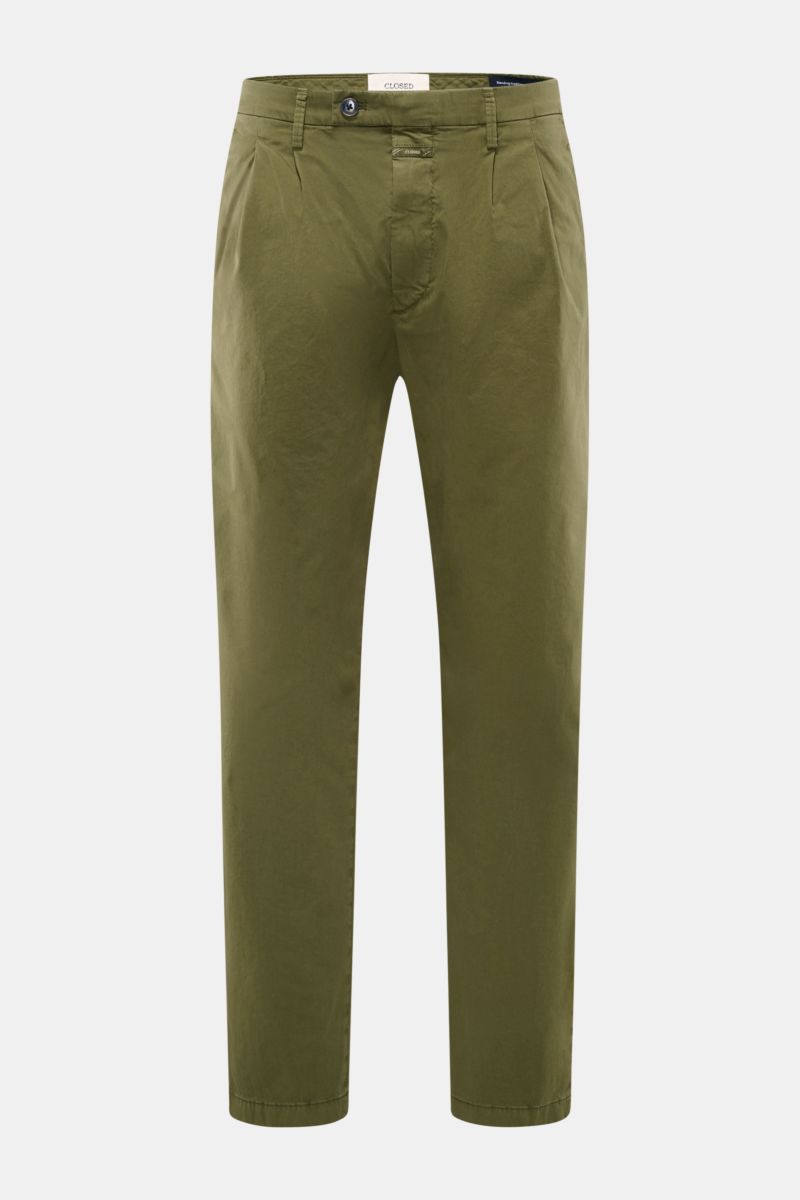 Frontale Nahaufnahme der olivfarbenen Closed Baumwollhose 'Bergen Tapered' mit schmal zulaufendem Bein, doppelter Bundfalte und paspelierten Gesäßtaschen.