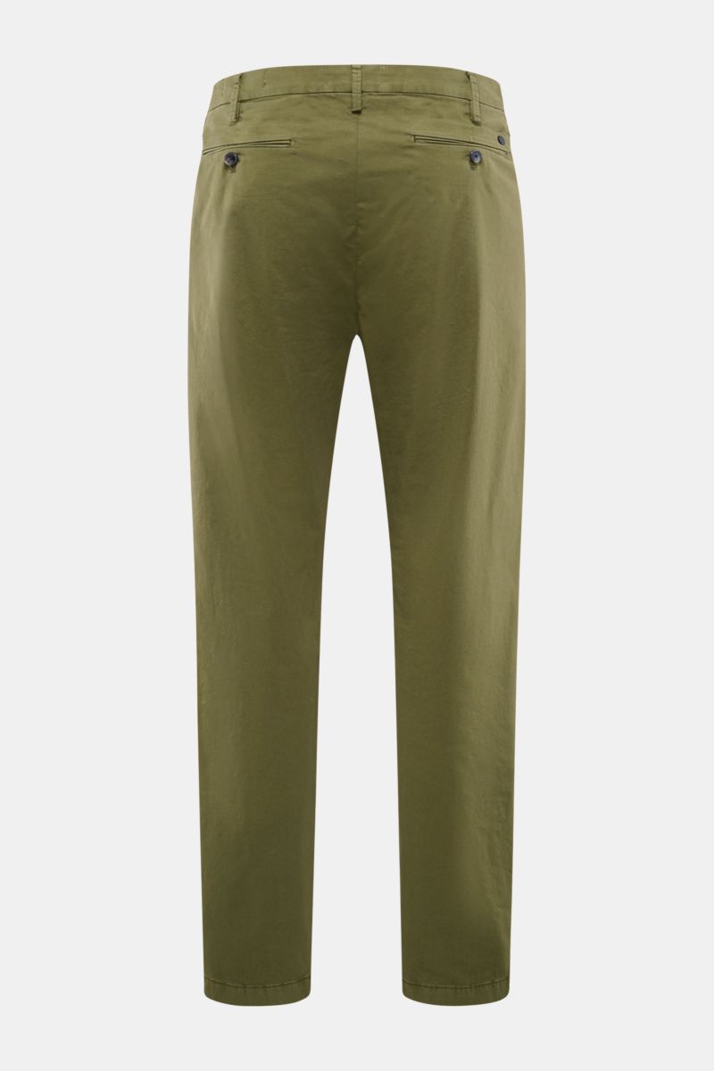 Rückansicht der olivfarbenen Closed Baumwollhose 'Bergen Tapered' mit schmal zulaufendem Bein, paspelierten Gesäßtaschen und Bundfalte.