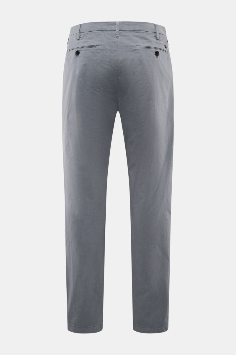 Geschlossene Baumwollhose 'Bergen Tapered' rauchblau, rückseitig gezeigt, mit paspelierten Gesäßtaschen, Bundfalte, schmal zulaufendem Bein, knöchellang.