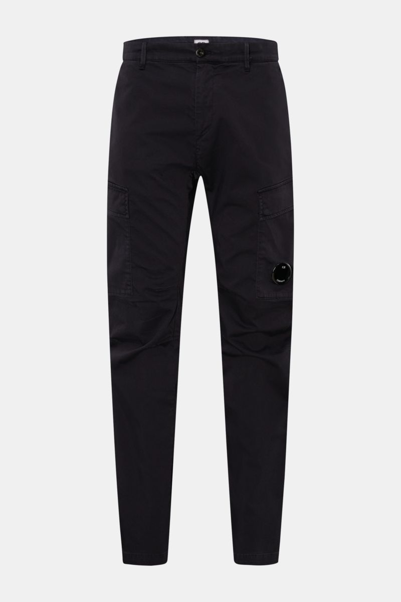 Front view of C.P. Company Cargohose dark navy made of cotton gabardine with stretch, regular fit, tapered legs, side and cargo pockets, zip and button. 

Urban Utility: Die Cargohose von C.P. COMPANY kombiniert funktionale Details mit entspanntem Fit und