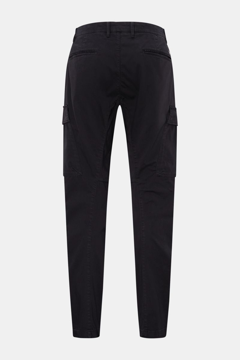 Rear view of C.P. Company Cargohose dark navy showing functional cargo pockets, side seam and welt back pockets, regular fit with tapered legs, zipper and button closure, made from soft gabardine cotton with stretch for comfort. Urban Utility: Die Cargoho