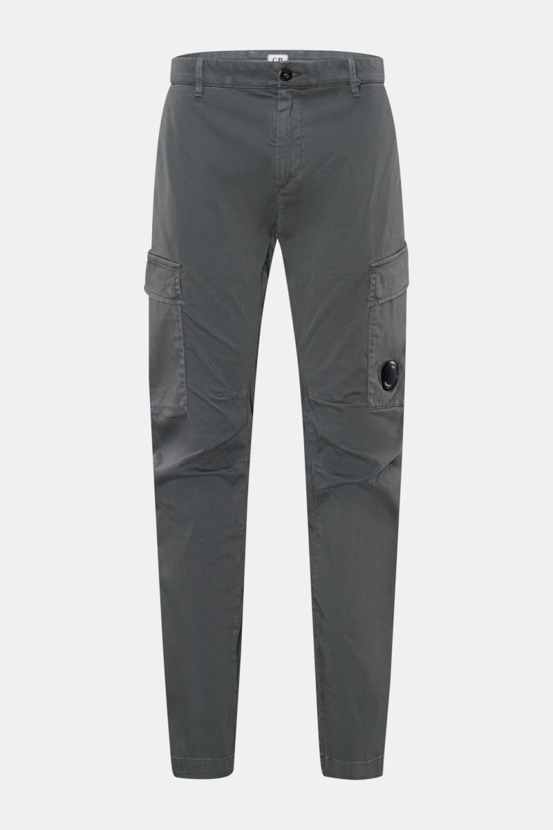 Front view of C.P. Company Cargohose dunkelgrau, a dark gray cotton gabardine cargo pant with stretch, regular fit, tapered legs, side seam and cargo pockets, zip and button closure, piped back pockets, and signature lens detail.

Description: Urban Ut