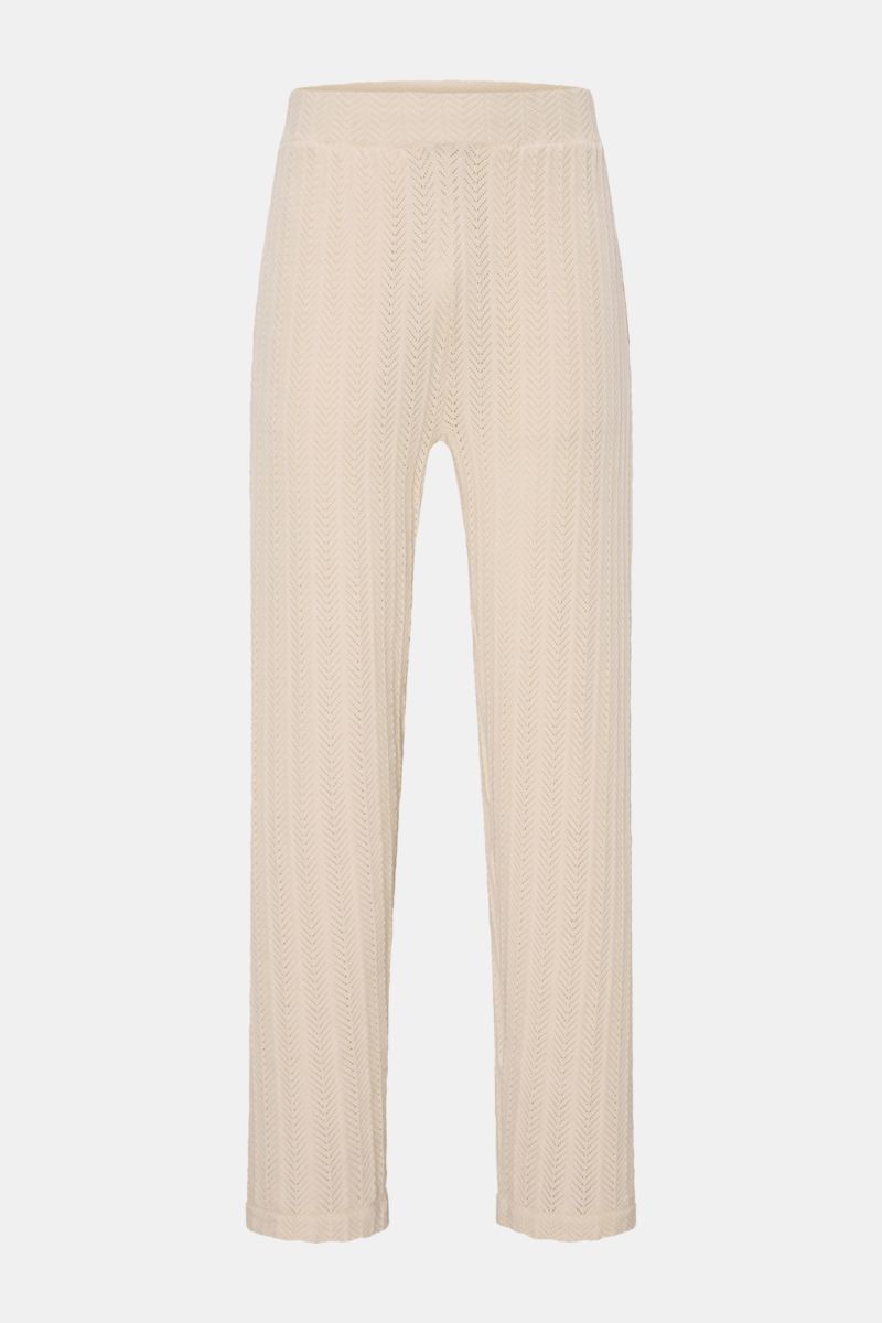 Soft Goat Strick-Jogpants creme, frontale Nahaufnahme, nachhaltiger Mix aus Baumwolle und Cashmere, Zick-Zack-Struktur, Regular Fit mit breitem Bund.