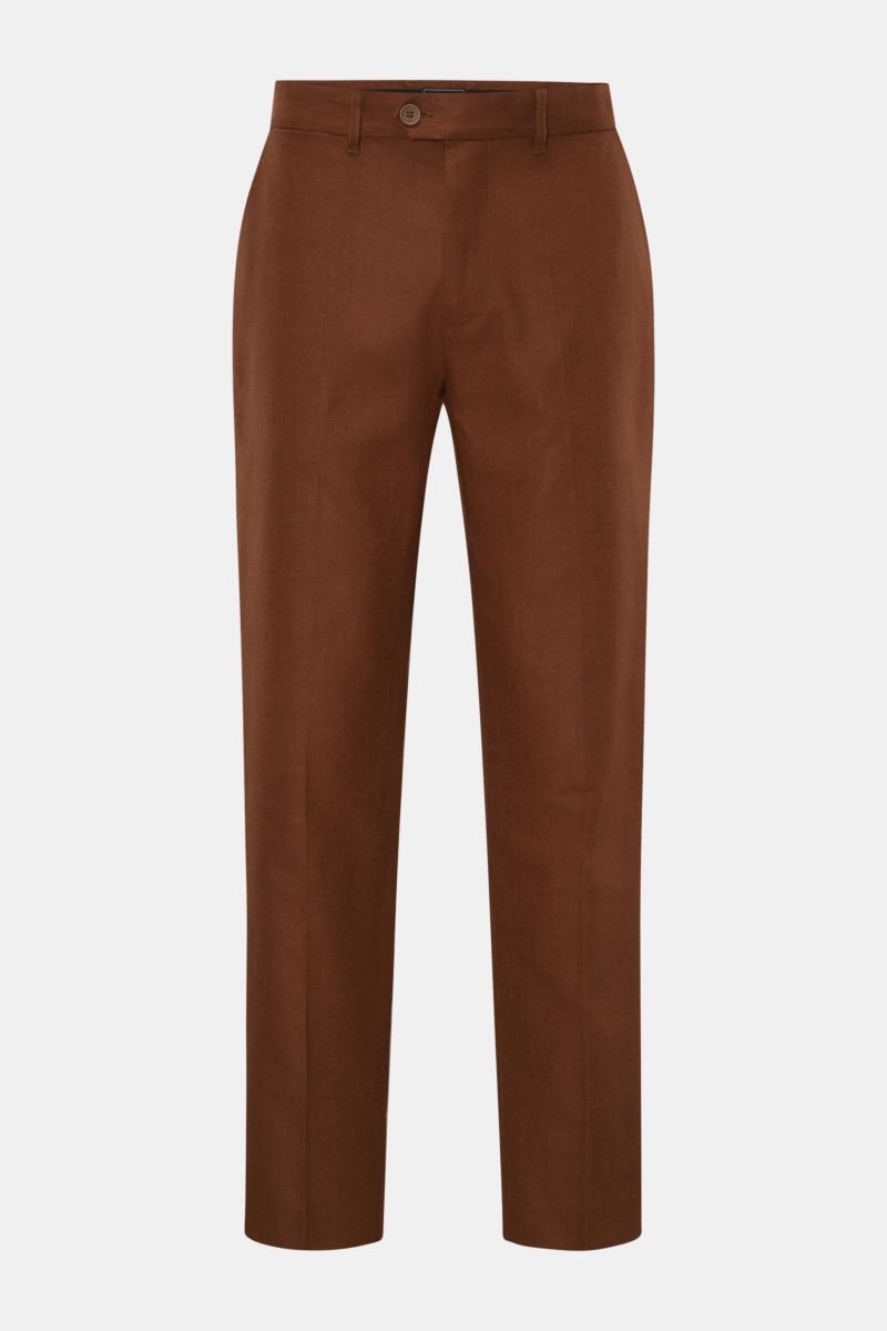 Front view of Percival Trousers 'Tailored Linen' brown, straight cut with zip, waist button, French pockets, and jetted back pockets.

Stay smart this summer: The straight cut trousers 'Tailored Linen' made of linen and cotton by London label PERCIVAL 