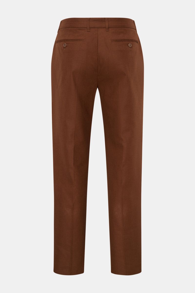 Rear view of Percival Trousers 'Tailored Linen' brown in a regular fit with straight cut, showing jetted back pockets with buttons and belt loops.

Stay smart this summer: The straight cut trousers 'Tailored Linen' made of linen and cotton by London la
