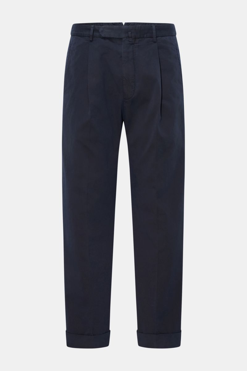 Santaniello Chinos 'Arsenio' navy shown from the front, made of fine cotton twill with a single pleat, tapered fit, ankle length, and fixed hem turn-up. Casual meets stylish: The chinos 'Arsenio' by SANTANIELLO are made of soft twill in pure cotton with a