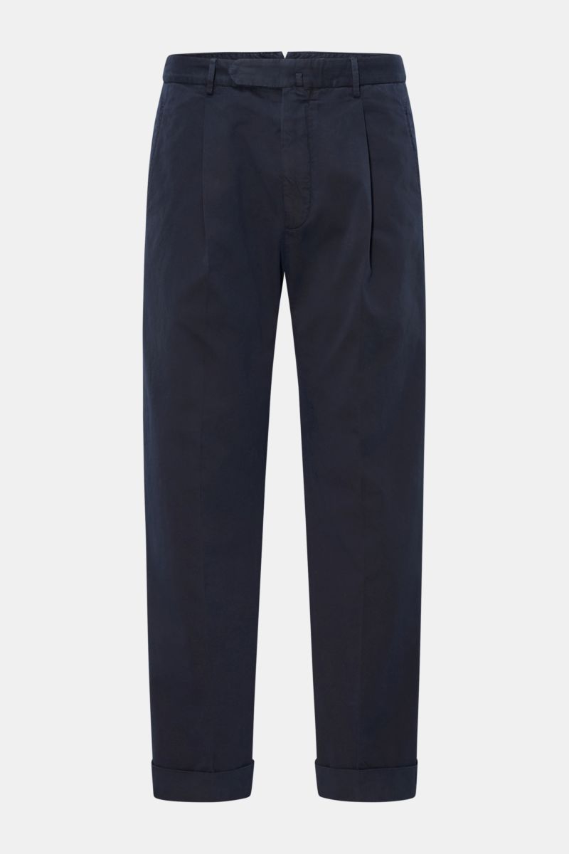 Front view of Santaniello Chinos 'Arsenio' navy in soft pure cotton twill with single pleat, tapered fit, regular thigh, ankle length, zip, waist buttons, jetted hip and back pockets, fixed hem turn-up. Casual meets stylish: The chinos 'Arsenio' by SANTAN