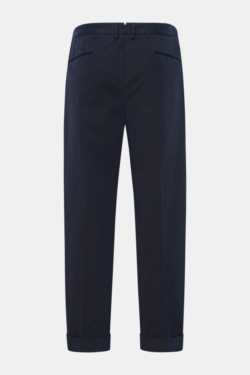 Rear view of Santaniello Chinos 'Arsenio' navy made of fine cotton twill with single pleat, tapered fit, jetted pockets, and fixed hem turn-up.

Casual meets stylish: The chinos 'Arsenio' by SANTANIELLO are made of soft twill in pure cotton with a sing