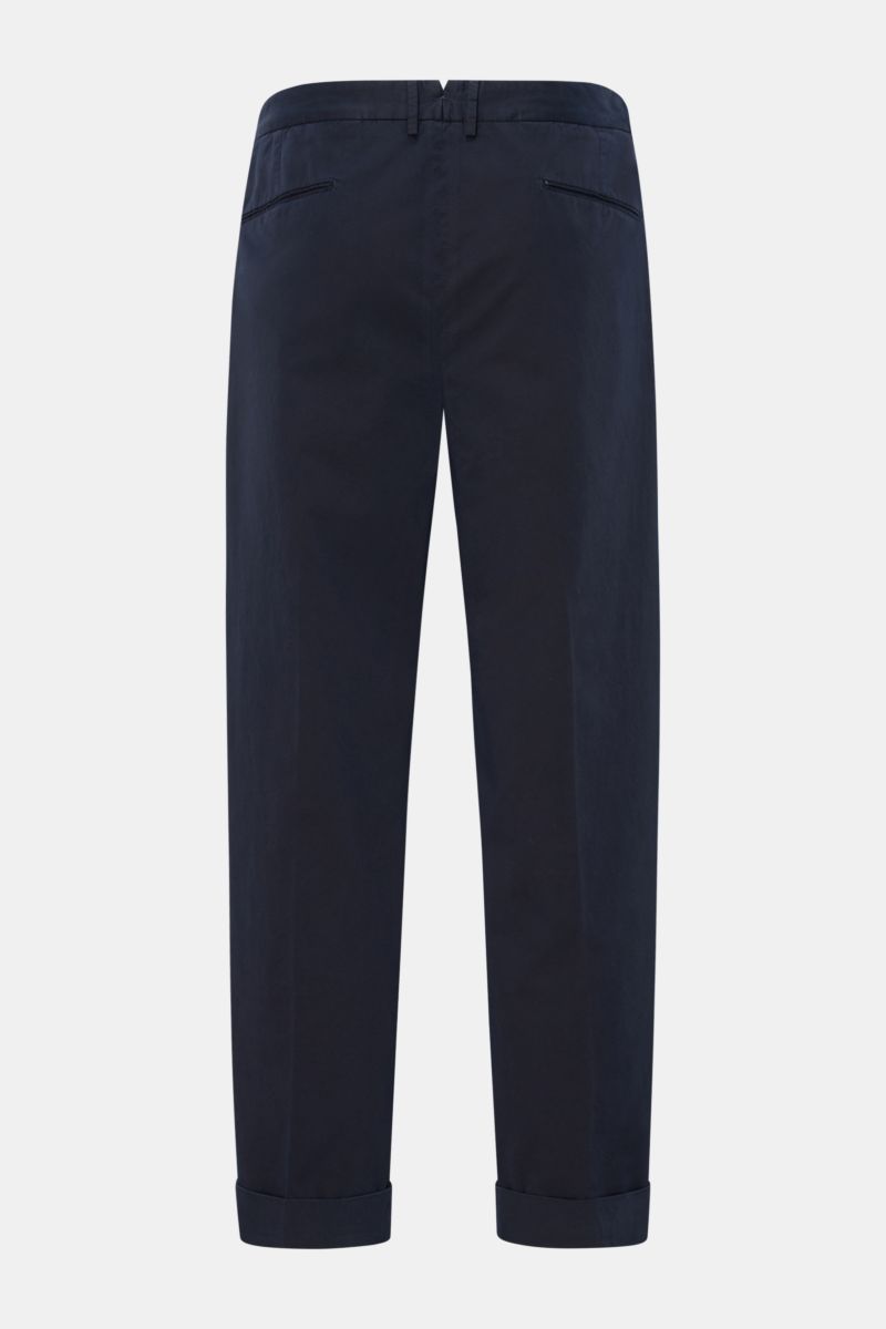 Santaniello Chinos 'Arsenio' navy shown from the back on a white background, made of fine cotton twill with a soft feel, tapered fit, regular thigh width, ankle length, zip and waist buttons, single pleat, jetted hip and back pockets, and fixed hem turn-u
