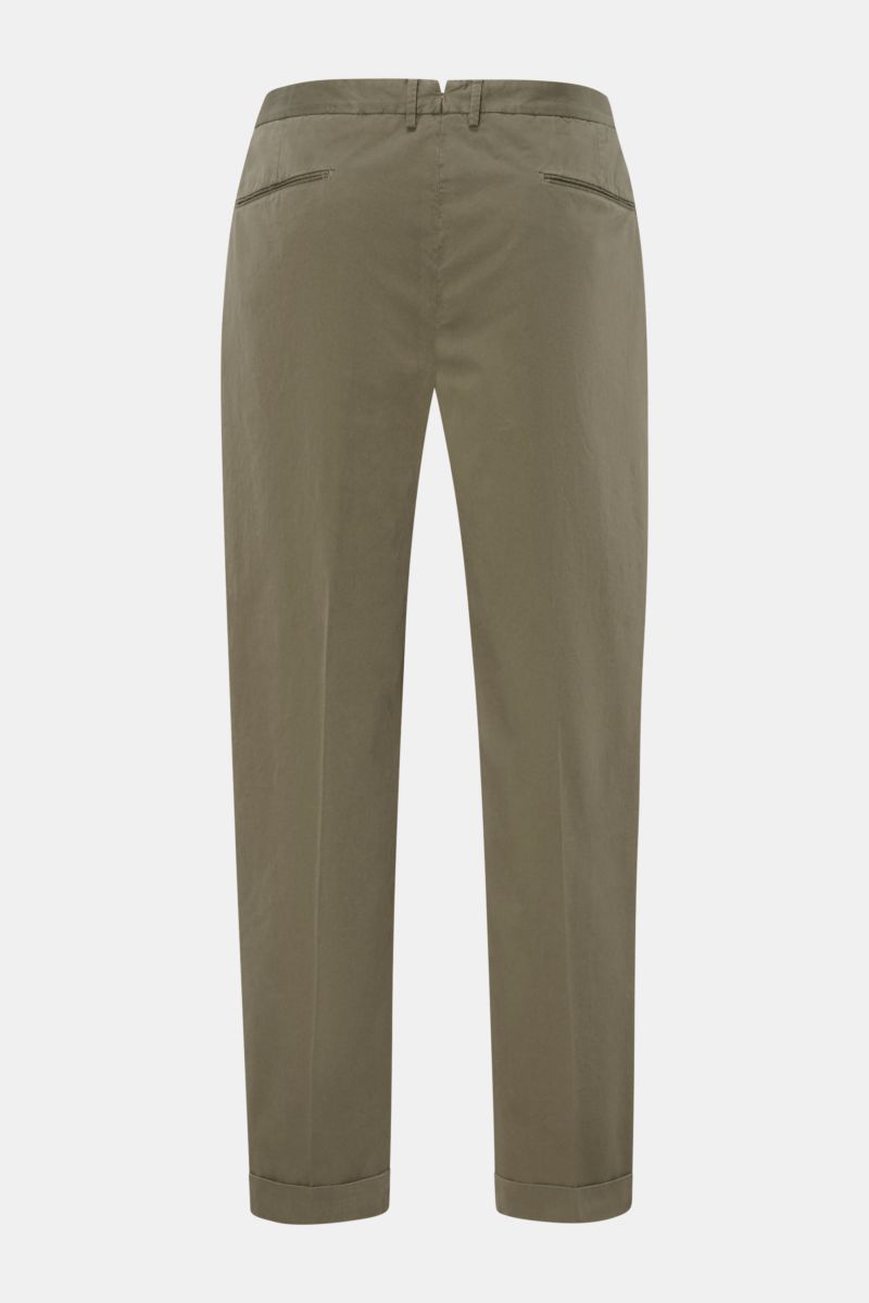 Santaniello Chinos 'Arsenio' olive shown from the back, made of fine cotton twill with a single pleat, jetted pockets, tapered fit, and fixed hem turn-up. 

Casual meets stylish: The chinos 'Arsenio' by SANTANIELLO are made of soft twill in pure cotton
